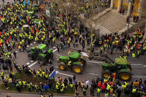 Fermerët “pushtojnë” Madridin, kërkojnë të ndalohet konkurrenca e pandershme