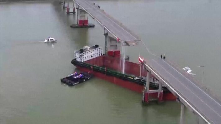 Anija përplaset me urën, 2 të vdekur dhe 3 të zhdukur (VIDEO)
