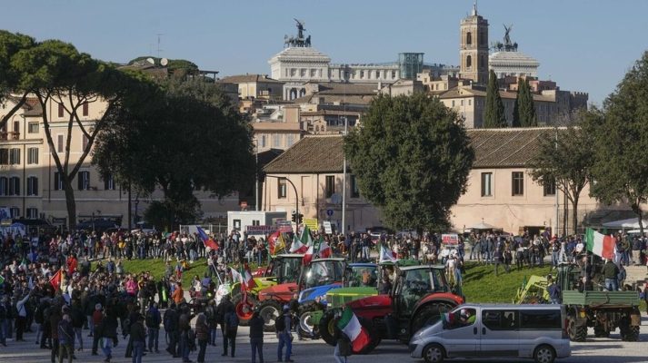 Fermerët italianë sërish në protestë, bllokojnë rrugët për në Romë