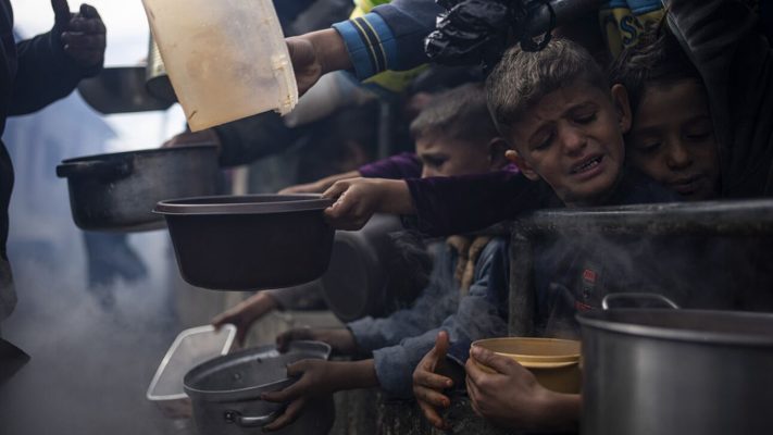 VIDEO/ Pamjet shokuese nga Gaza, fëmijët e uritur zgjasin duart për ushqim