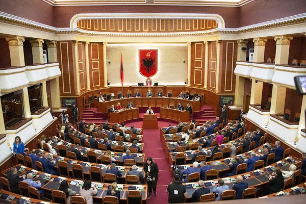 Opozita protestë para Parlamentit, deputetët do të bllokojnë seancën plenare