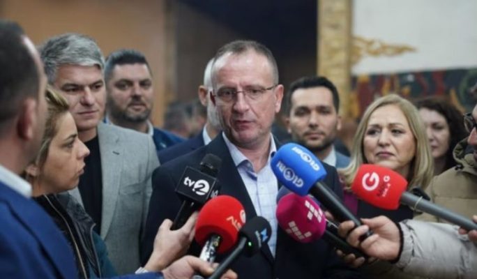 Opozita në Shkup themelon “Vlen” partitë shqiptare bashkohen për zgjedhjet parlamentare dhe ato presidenciale