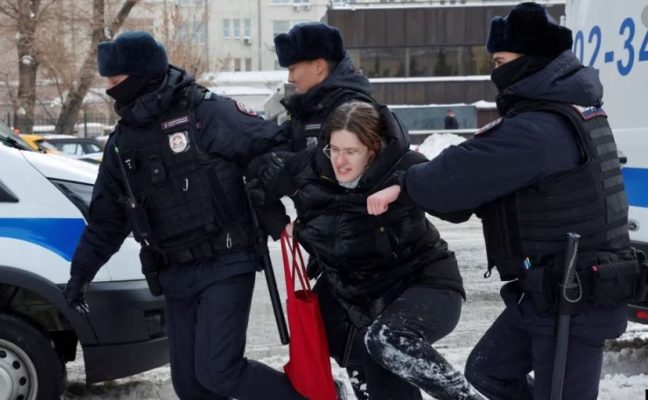 Qindra të arrestuar në disa qytete ruse pas vdekjes së Navalny-it