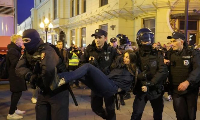 Moskë/ Gratë e ushtarëve rusë dalin në protestë, 30 prej tyre arrestohen nga policia