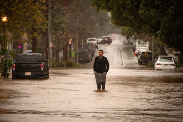 Reshje të dendura shiu dhe rrëshqitje dheu, evakuohen mijëra familje në Kaliforni