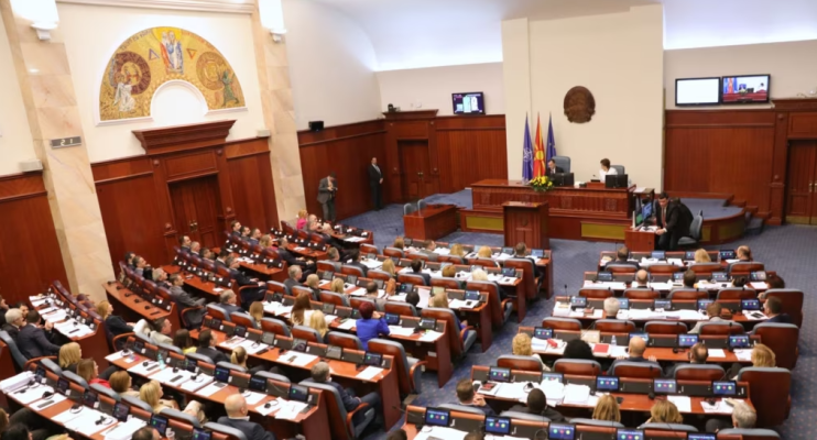 Kuvendi i Maqedonisë së Veriut shkarkon dy ministra shqiptarë