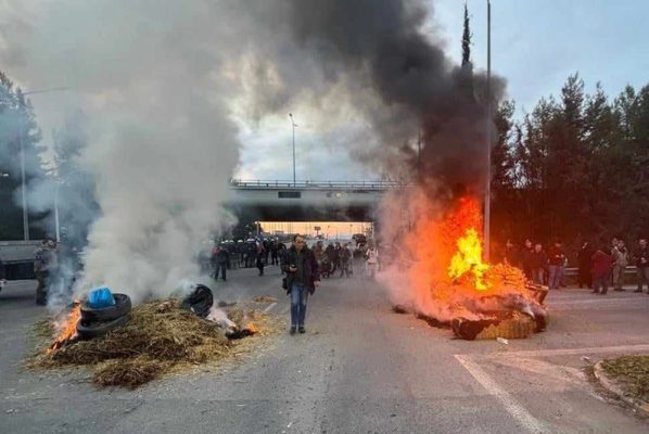 Flakë dhe tym, fermerët në Greqi dalin sërish në protestë, bllokojnë rrugët kryesore