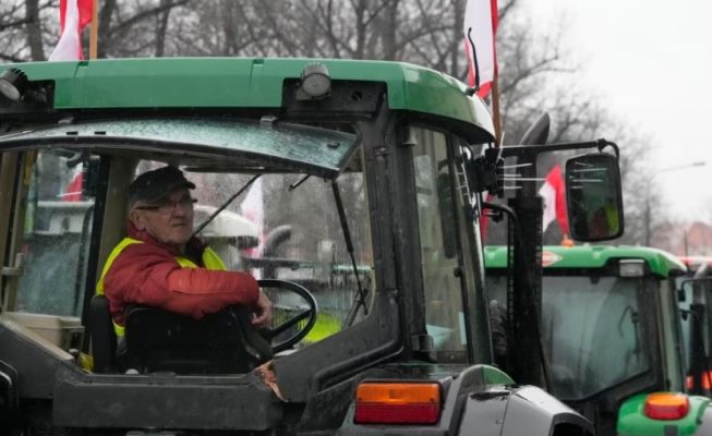 Fermerët polakë në grevë, bllokojnë kufirin me Ukrainën