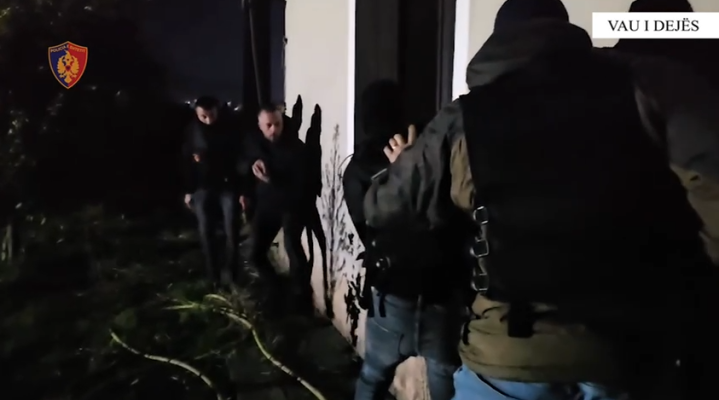 Policia kap në flagrancë hajdutin në Vaun e Dejës, momenti kur hyjnë nga dritarja