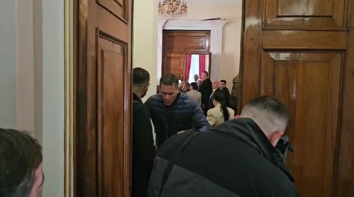 VIDEO/ Përplasje në Komisionin e Zgjedhores, Garda nuk lejon deputetët dhe gazetarët të hyjnë në sallë