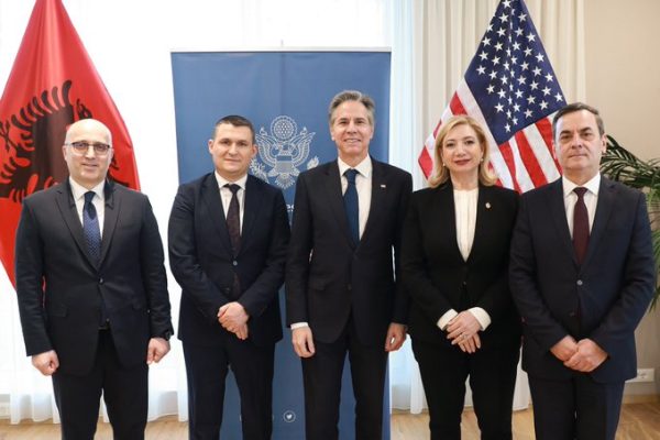 Takimi i Blinken me Dumanin, ambasada e SHBA: Reforma në drejtësi nuk është e përsosur dhe as e shpejtë