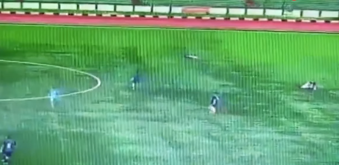 Ndeshja e “vd*kjes”, rrufeja i merr jetën futbollistit gjatë lojës (VIDEO)