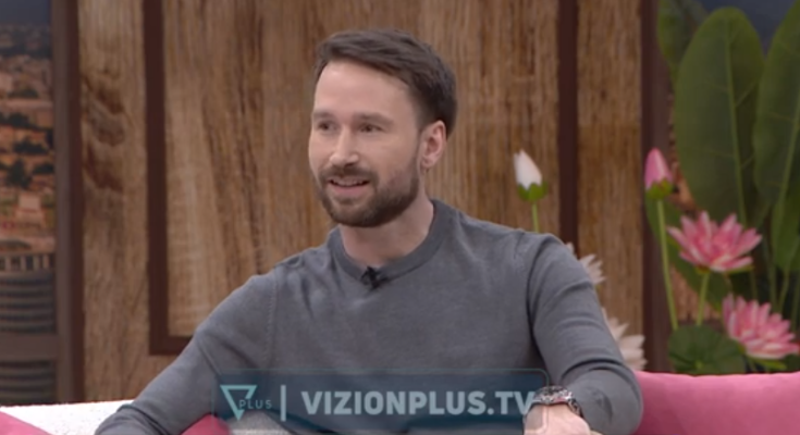 Amerikani që “vdes” për groshë, erdhi si turist dhe u magjeps nga Shqipëria Amerikani që “vdes” për groshë, erdhi si turist dhe u magjeps nga Shqipëria