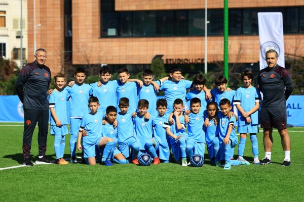 “Dyrrah City Academi” nis rrugëtimin, projekti sjell në Shqipëri specialistët e klubit të Manchester City