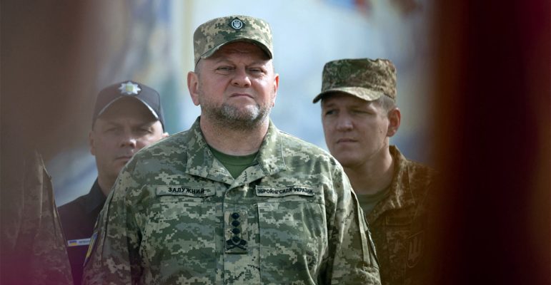 Një ditë pasi e zëvendësoi, Zelensky e shpall ish-shefin e ushtrisë “Hero të Ukrainës”