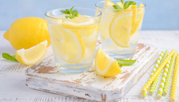 Çfarë i ndodh trupit tuaj nëse pini ujë me limon çdo mëngjes