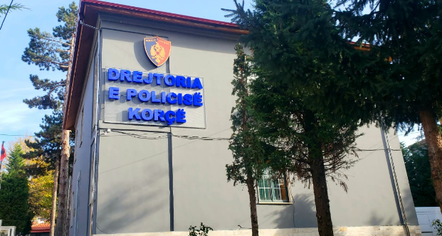 Grabitje me armë në Korçë, dy persona vjedhin xhiron e minimarketit
