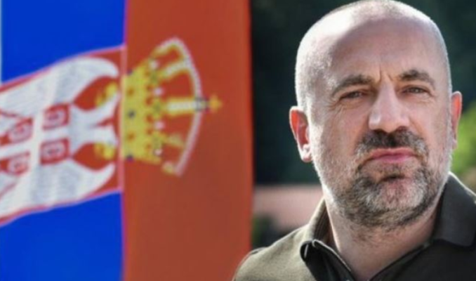 VIDEO +18/ Radoiçiç grushton brutalisht ish-kryetarin ilegal të Mitrovicës së Veriut