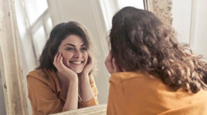 Meditimi para pasqyrës, metoda e guximshme që të përball me emocionet
