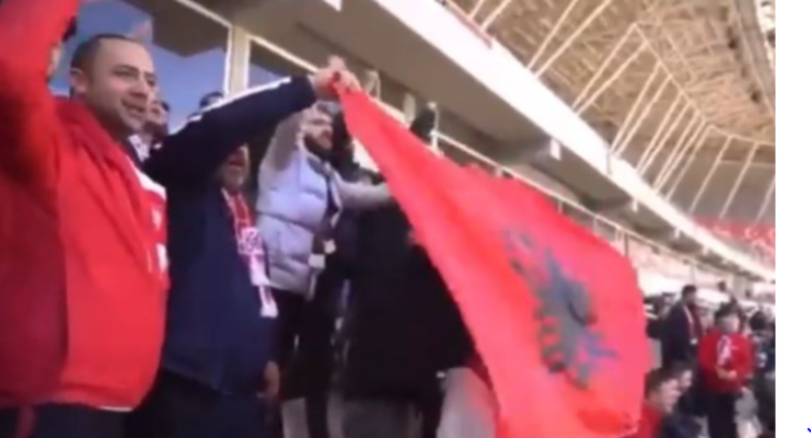 VIDEO/ E pazakontë, tifozët turq me flamurin shqiptar në duar duke thërritur: Të duam Rey Manaj
