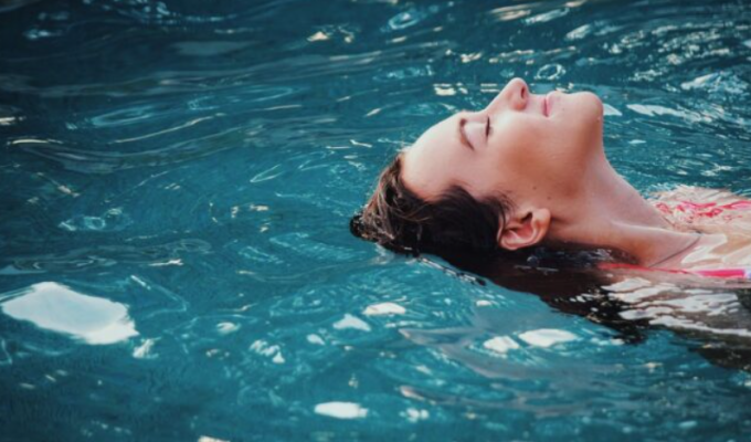 Noti në ujë të ftohtë mund të zvogëlojë simptomat e menopauzës