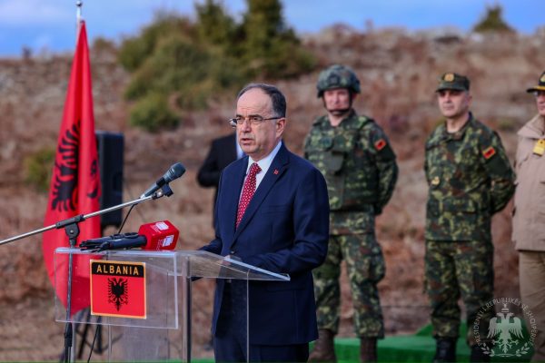 Presidenti Begaj në stërvitjen “Mbrojtja e Qëndrueshme” e Forcave të Armatosura: Tregues i shkallës së lartë të përgatitjes së FA
