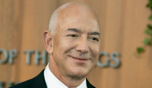 Jeff Bezos shet më shumë se 4 miliardë dollarë aksione të Amazon Jeff Bezos shet më shumë se 4 miliardë dollarë aksione të Amazon
