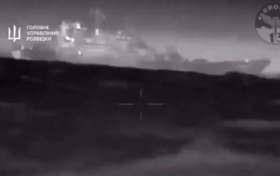VIDEO/ Momenti kur forcat ukrainase shkatërrojnë anijen e madhe ruse