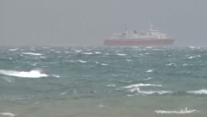 Moti i keq vështirëson lundrimin, tragetet nisen nga Durrësi disa orë me vonesë Moti i keq vështirëson lundrimin, tragetet nisen nga Durrësi disa orë me vonesë
