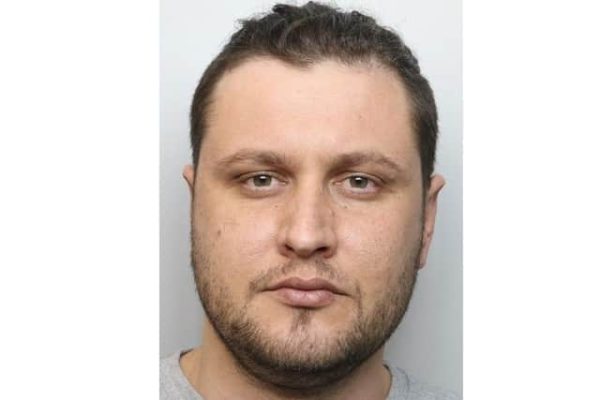 U gjet i fshehur mes bimëve të kanabisit, arrestohet 30-vjeçari shqiptar në Britaninë e Madhe: Kam borxhe!