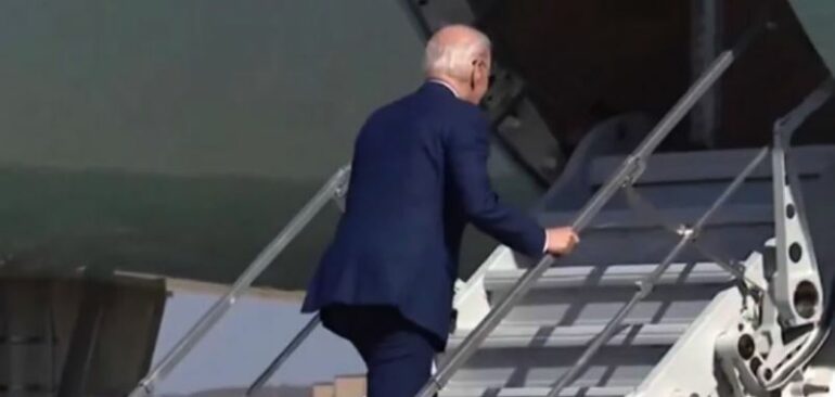 Presidentit Biden nuk i ndahen incidentet, pengohet dy herë teksa ngjit shkallët e avionit (VIDEO)