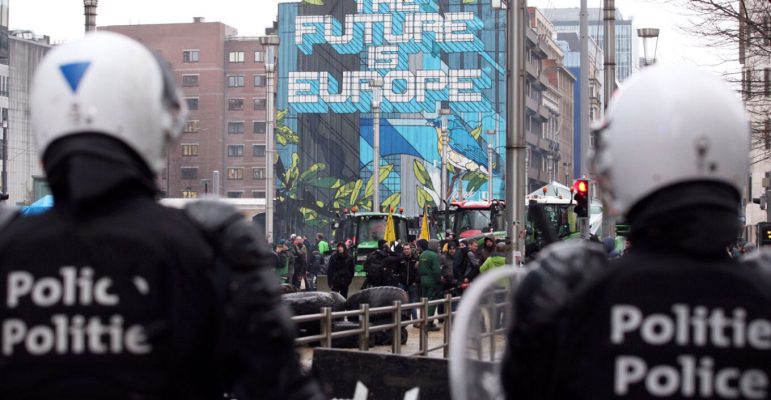 PAMJET/ Protesta në Bruksel, fermerët vendosin postblloqe me pleh organik, policia përgjigjet me autobotë