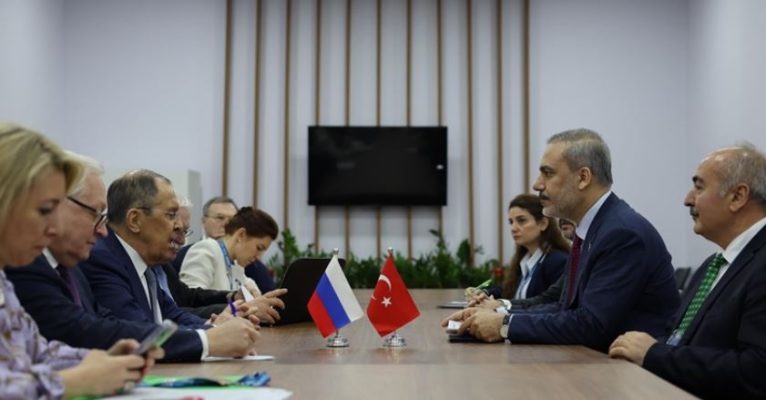 Fidan takim me Lavrov: Turqia shpreson për zgjidhje diplomatike të luftës në Ukrainë