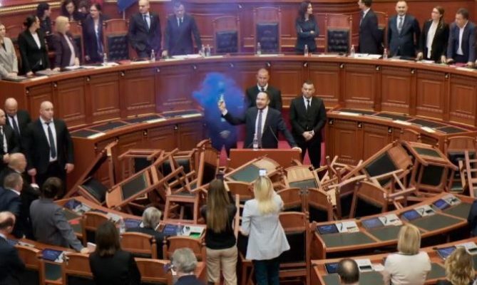 Kaosi në Kuvend, PS kërkon përjashtimin e dy deputetëve të tjerë demokratë, mblidhet sot “Etika”