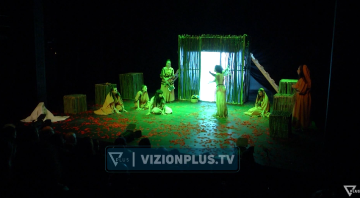 Teatri shëtitës rikthen “Elektrën”, shfaqja vjen nën regjinë e Kiço Londos