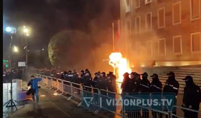 Molotov drejt uniformave blu, shoqërohen katër protestues