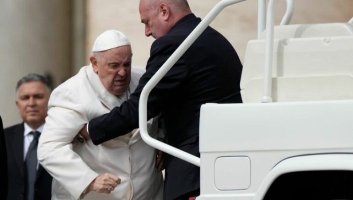 Papa Françesku transportohet për në spital, si paraqitet gjendja e tij shëndetësore