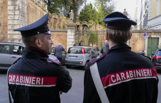 Tronditëse në Itali, 54-vjeçari vret gruan dhe dy fëmijët e mitur