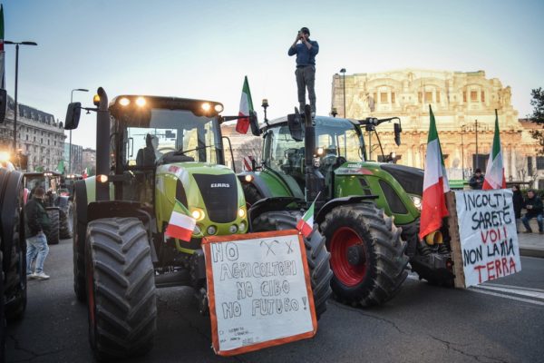 Kërcënojnë fermerët italianë: Javën e ardhshme traktorët tanë do të mbërrijnë në Romë