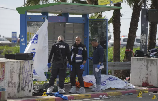 Dy të vrarë në Izrael, dyshohet për sulm terrorist