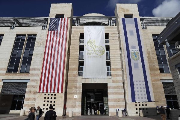 Anëtari i Forcave Ajrore të SHBA-së i vëflakën vetes para ambasadës izraelite
