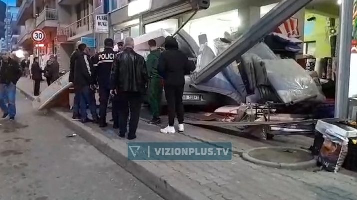 Aksident në Lezhë, shoferja humb kontrollin “Golfi” përfundon në dyqanin e dyshekëve