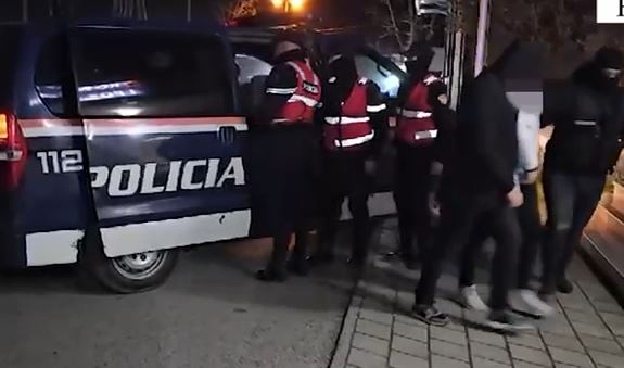 EMRAT/ Vinin baste online, një i arrestuar dhe katër të proceduar pas kontrolleve në lokalet e Lushnjës