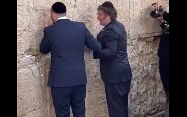 VIDEO/ Presidenti i Argjentinës shpërthen në lot në Murin e Vajtimit në Jerusalem
