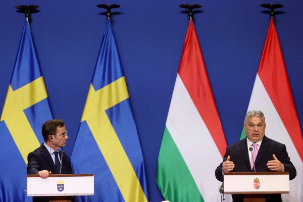 Hungaria “vulos” pranimin e Suedisë në NATO me blerjen e avionëve luftarakë Saab
