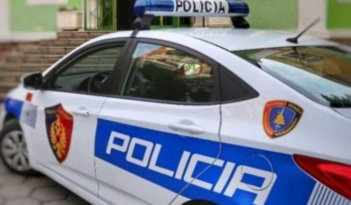 I dehur në timon, mori para makinën e policisë, arrestohet 35-vjeçari në Berat