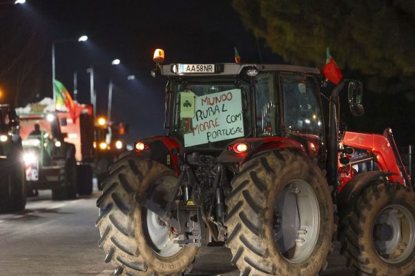 Protesta arrin edhe në Portugali, fermerët bllokojnë rrugët me traktorë