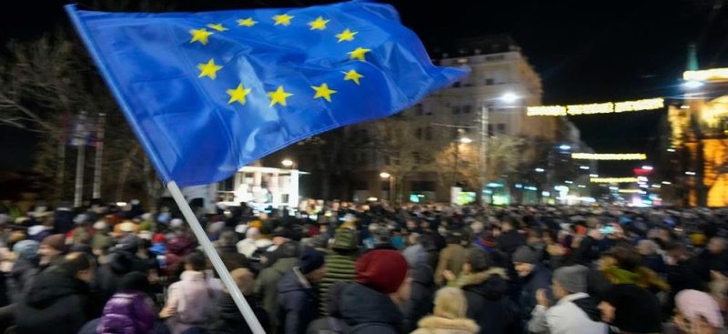 Serbi, në seancën e parë parlamentare priten protesta
