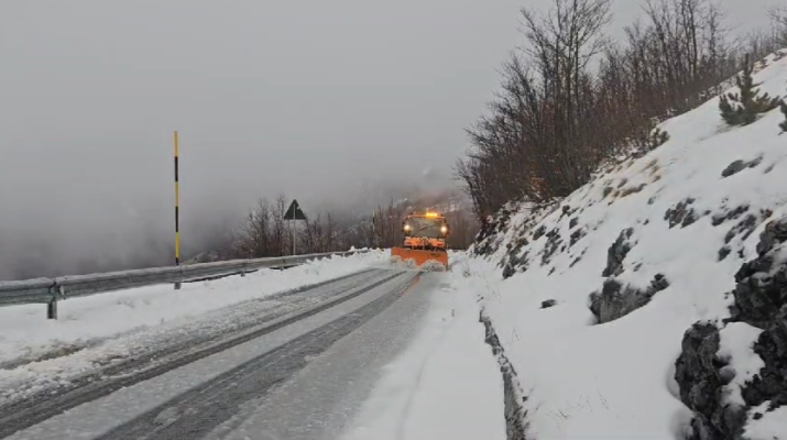 VIDEO/ Moti bën kthesë këtë fundjavë, rrugët e veriut mbulohen nga bora