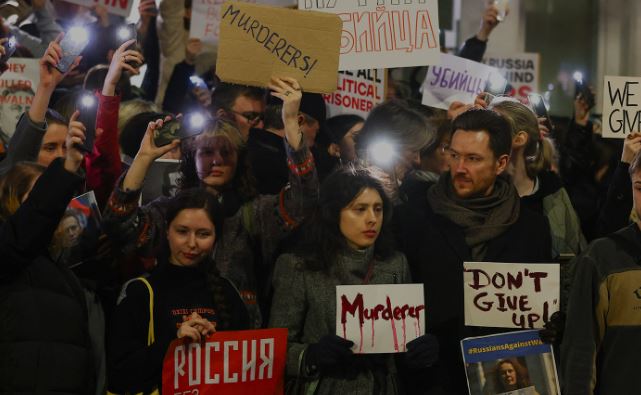 Vdekja e Navalny, protesta në shumë kryeqytete evropiane: Një hero duhet të zëvendësohet nga njëqind heronj të tjerë